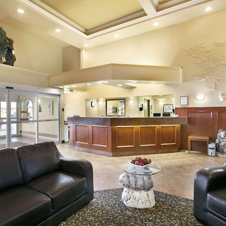 Super 8 By Wyndham High Level Ab Exterior foto