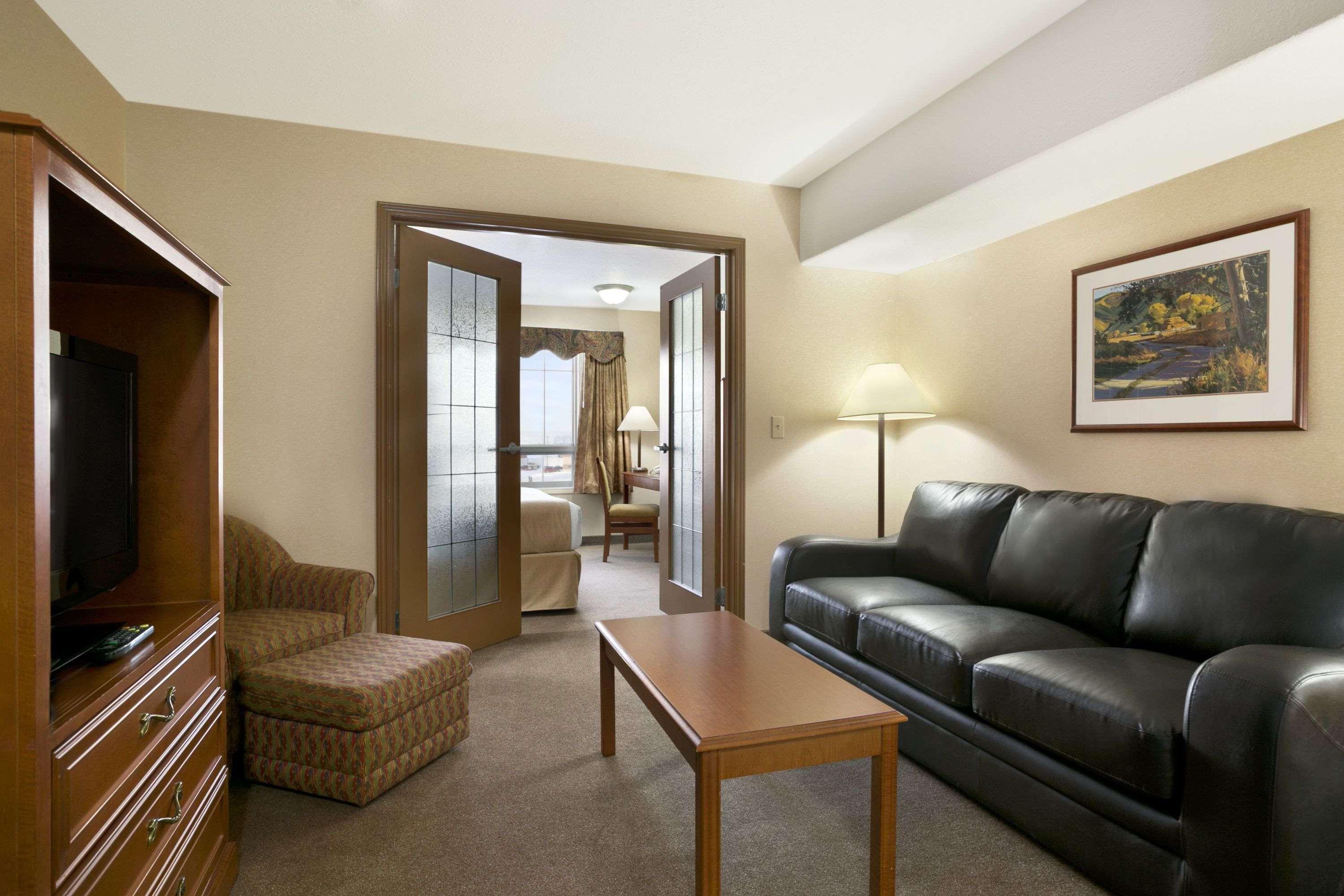 Super 8 By Wyndham High Level Ab Exterior foto