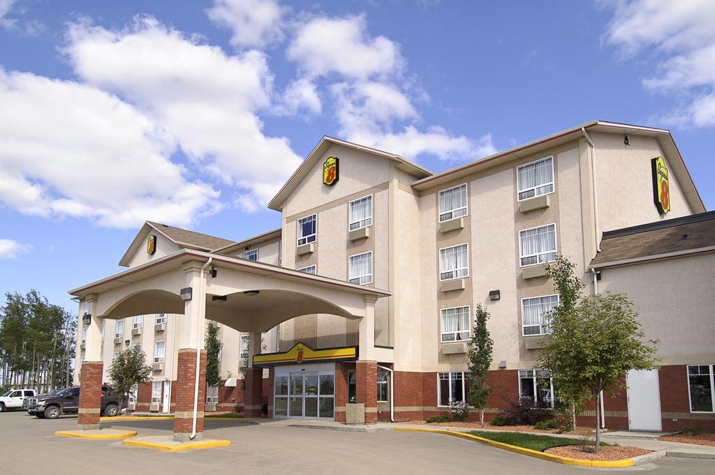 Super 8 By Wyndham High Level Ab Exterior foto